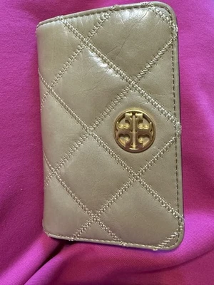 Carteira acolchoada TORY BURCH Willa Slim envelope vitrificado (Ártico) 89490 - Nova sem etiquetas - Imagem 1 de 4