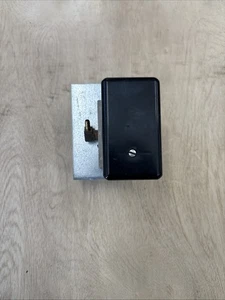 JOHNSON CONTROLS V-9502-90 PILOT POSITIONER WITH BRACKET USED - Picture 1 of 3