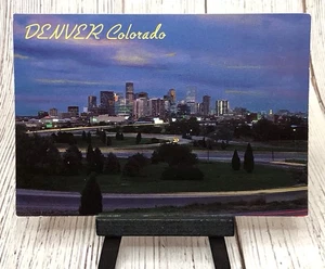 Postal de vista nocturna crepúsculo del horizonte de la ciudad de Denver Colorado - Imagen 1 de 4