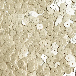 Lentejuelas planas de 6 mm crema vainilla opaco perla satinada agujero mediano hecho en EE. UU. - Imagen 1 de 1