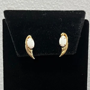 10k Yellow Gold Oval Opal Stud Earrings 0.61 g - Picture 1 of 6