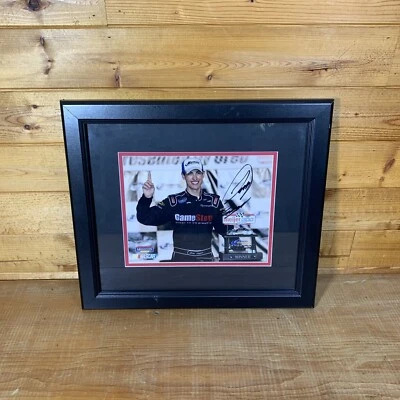 Joey Logano Firmado 2008 Meijer 300 Fanatics Enmarcado 16-3/8” x 14-3/8” x 3/4” Foto 1 de 4