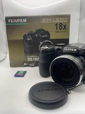 FujiFilm FinePix S1800 Tested Boxed 12MP 18x SLR Style Bridge Camera & 4GB SD - Image 1 of 4