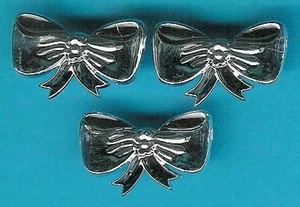 20 SILVER PLASTIC BOWS - wedding cake decorations / card making - Picture 1 of 1