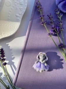 Handgefertigte gehäkelte Elefant Puppe in lila Seidenrock: Perfektes Miniaturgeschenk - Bild 1 von 9