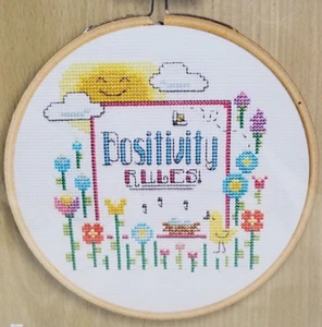 GEZÄHLTES KREUZSTICHMUSTER ZUM DIY PROJEKT POSITIVITÄT 7" HOLZ RUNDER KREIS BRANDNEU IN VERPACKUNG - Bild 1 von 11