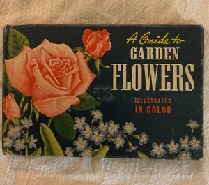 A Guide To Garden Flowers In Color 1945 Pink Roses on Cover Mini Book Vintage - Picture 1 of 7