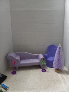 Barbie 1997 lila Chaiselongue und Stuhl mit Vasen und Baum - Bild 1 von 22