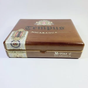 Caja de cigarros de madera Tempus Nicaragua Medius 6 Alec Bradley con bisagras de latón - Imagen 1 de 6
