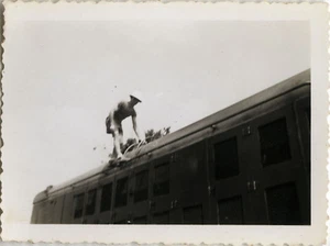 PHOTO ANCIENNE - VINTAGE SNAPSHOT - TRAIN WAGON VOYAGE TOIT HOMME - TRIP ROOF - Bild 1 von 1
