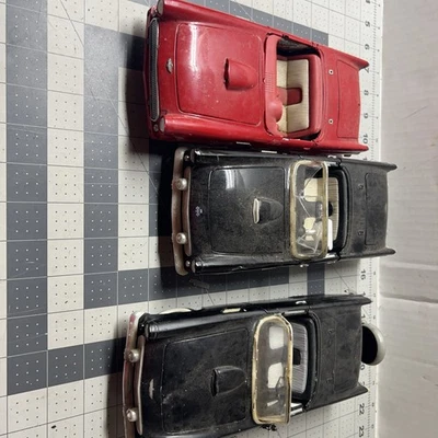 Revell 1956 Ford Thunderbird  And OthersConvertible Continental Kit Junkyard Lot - Image 1 of 4