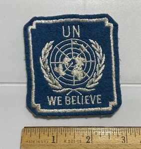 Insignia parche fieltro azul bordado corona eslogan We Believe de las Naciones Unidas - Imagen 1 de 3