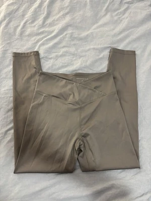 Leggings cruzados delanteros grises Aeropostale para mujer talla mediana tiro alto Foto 1 de 4
