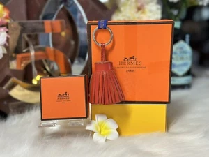 AUTHENTISCHE HERMES CARMEN SCHLÜSSELANHÄNGER ROT LEDER SCHLÜSSELANHÄNGER TASCHE CHARM - Bild 1 von 5