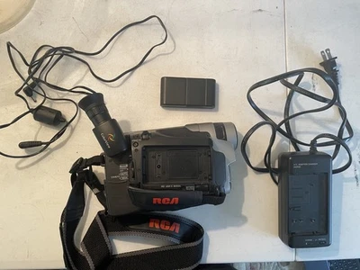 RCA AutoShot CC6364 VHS-C Camcorder Steady Pix Camera 400X Digital Zoom W/Case - Image 1 of 2