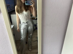 Silberne Kunstleder Jeans - Bild 1 von 4