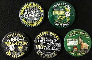 USC FOOTBALL 1999 - 2015 CINQUE (5) TROJAN vs OREGON DUCKS GAME SPIRIT PULSANTI - Foto 1 di 2