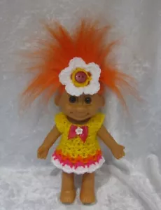 Made to Your 7" TRACEY TROLL, Kleidung #08 gehäkeltes Kleid & Blume Stirnband - Bild 1 von 3