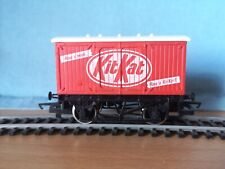Hornby OO Gauge R.722 KitKat 12T Closed Van Wagon Very Good Un-boxed Condition.