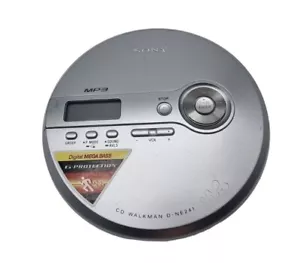 š„Lettore CD portatile Sony Walkman D NE241 argento difettoso pezzo di ricambio decorazioneš„ - Foto 1 di 10