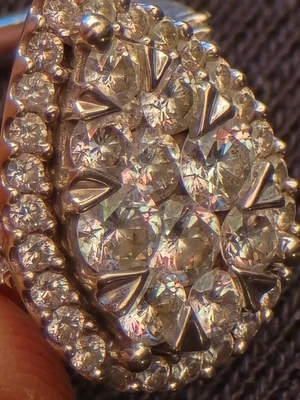 Racimo con forma de pera diamante Ashi 14k. 1 1/2 V Foto 1 de 4