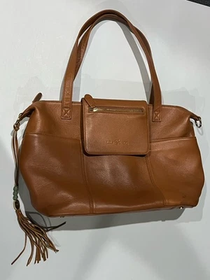 Bolsa de pañales convertible con bolsillos dorados camel Lily Jade Madeline Foto 1 de 4