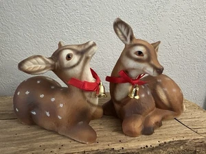 2 Vintage Hirsch ruhendes Rehkitz Figuren Weihnachten Wildlife Lodge Hütte handbemalt - Bild 1 von 9