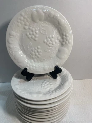 12 platos de ensalada Gibson Housewares blanco floreciente 7 3/4" con fruta en relieve 1703 Foto 1 de 4