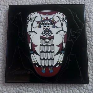 Keramikfliesenuntersetzer mit einer indianischen Kachina Figur - Bild 1 von 5