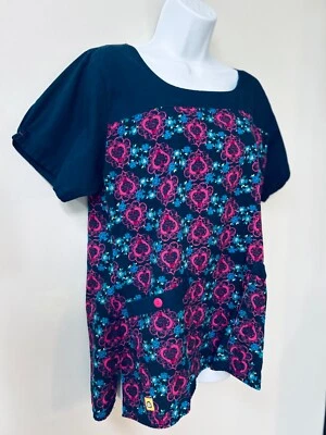 Wonder Wink Scrub Top Print Navy Pink Heart Nurse Sz Large Scoop Neck Medical - Image 1 of 4