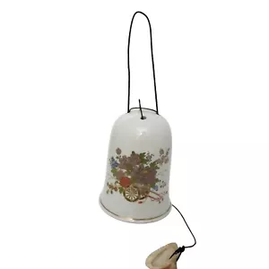Vintage hängendes Porzellan Windspiel in Glockenform mit Blumenwagen und Goldrand - Bild 1 von 3