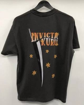 Camiseta Invicta Kuru Anime Espada Hoja Vintage Gris Lavado Pequeña Foto 1 de 4