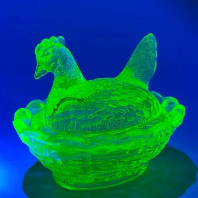 Maravillosa gallina de vidrio amarillo limón en nido - reactiva a los rayos UV - 2 1/2 pulgadas ~ ¡Bonito! Foto 1 de 4