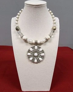 Collana con ciondolo tondo tono argento perline bianche dichiarazione moda - Foto 1 di 13
