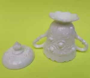 Fenton Art Glass Milk Glass Raised Roses Sugar Bowl w/Lid - Bild 1 von 4