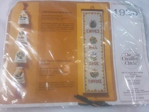 KIT DE BORDADO CREWEL CÍRCULO CREATIVO DE COLECCIÓN SELLADO #1925 SACOS DE ESPECIAS DE COCINA - Imagen 1 de 3