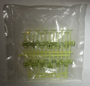 24 TRENI vintage BACHMANN calibro HO plastica miniatura SEGNALETICA STRADALE - mai usati sigillati - Foto 1 di 2