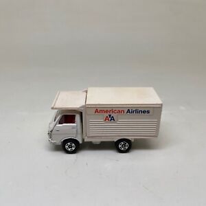 TOMICA-ISUZU ELF-AMERICAN AIRLINES TRUCK-WHITE-LOOSE-USED