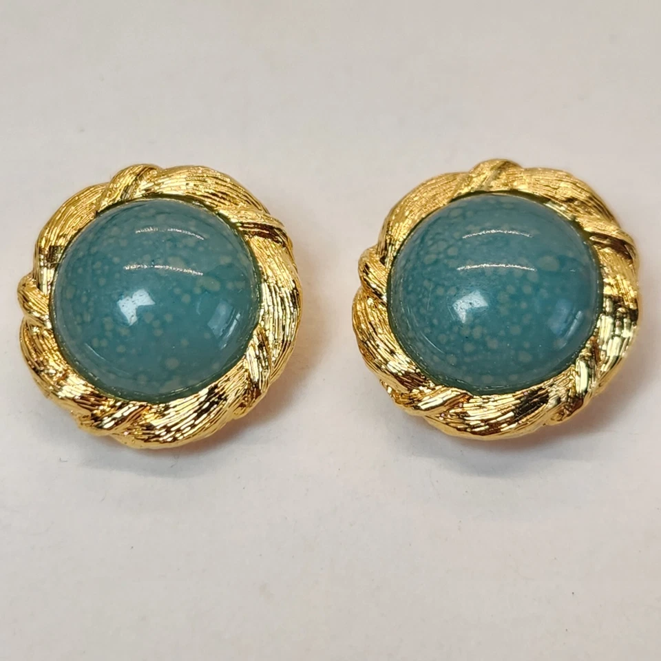 Серьги-клипсы Liz Claiborne с крапинками из зеленого стекла текстурированные золотистые 7/8 дюйма - Изображение 1 из 4