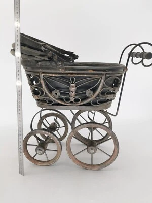 POUSSETTE ANCIENNE DE GRANDE POUPÉE EN BOIS / MÉTAL / TISSU  +++ - Photo 1/4
