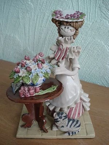"Figura de cerámica de estudio Laura Dunn "Dama arreglando flores con gato" - Imagen 1 de 9