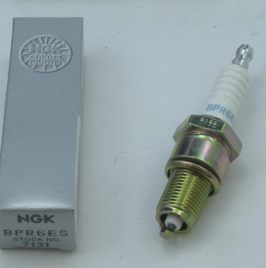 Bujía NGK BPR6ES para motores fueraborda Foto 1 de 1