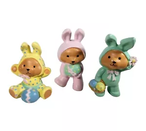 Osos de peluche vestidos con conejo de Pascua con coloridos huevos de Pascua conjunto de... - Imagen 1 de 8