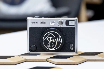 Tapa de lente Fujifilm Instax Mini Evo - logotipo vintage Foto 1 de 4