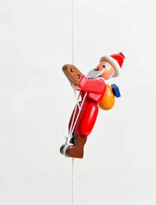 Holzspielzeug Kletterfigur Weihnachtmann Höhe=6,5 (Kletterseil ca 45 cm)cm Klett - Picture 1 of 3