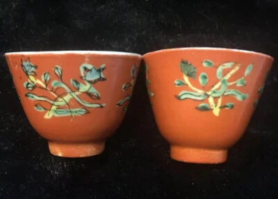 Пара антикварных китайских фарфоровых коралловых маленьких чашек для вина/чая начала 19 века - Изображение 1 из 4