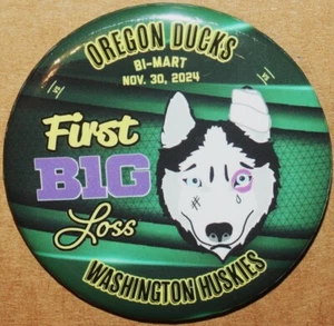 30.11.2024 OREGON DUCKS vs WASHINGTON HUSKIES College Football Knopf 2,5 Zoll - Bild 1 von 3