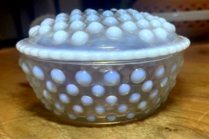 VTG ANCHOR HOCKING MOONSTONE OPALESCENT HOBNAIL POWDER BOX Dish Trinket Jewelry - Picture 1 of 9