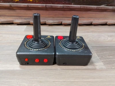 Par de controladores inalámbricos Atari Flashback P1 y P2 ¡ENVÍO RÁPIDO GRATIS!! Foto 1 de 4