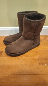 UGG Boots Classic Short II Burnt Cedar Wildleder Lammfell Damen Stiefel Größe US 9  - Bild 1 von 13